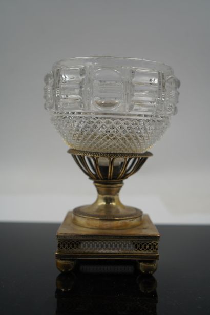Coupe en verre taillé, reposant sur un piédouche...