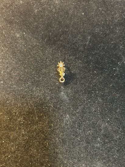 Petit pendentif en or jaune 14K, orné d'un...