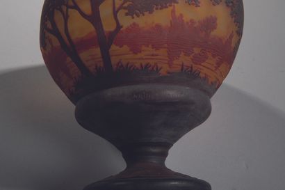 DAUM
COUPE SUR PIÉDOUCHE
Verre multicouche,...