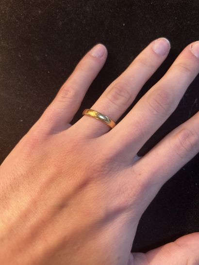 Bague en or jaune ornée d’une pierre rouge...