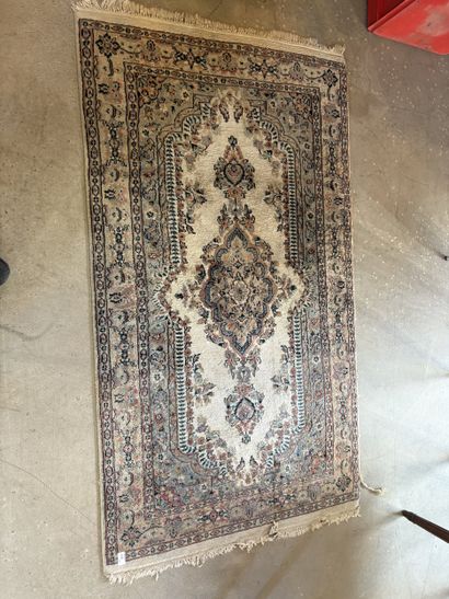 Tapis en laine polychrome, le champ à décor...