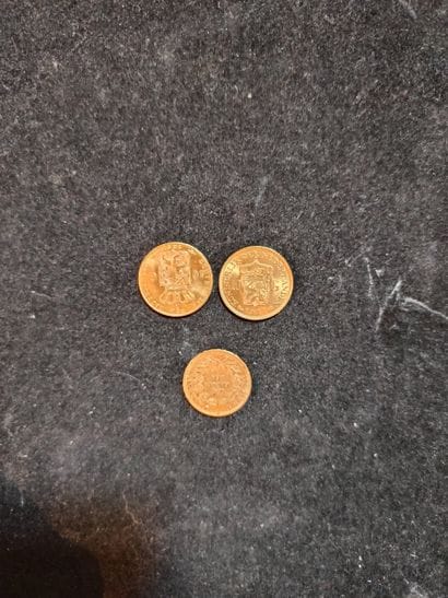 Réunion de trois pièces en or comprenant...
