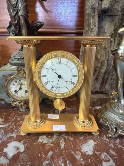 HOUR LAVIGNE
Pendule portique en métal doré,...