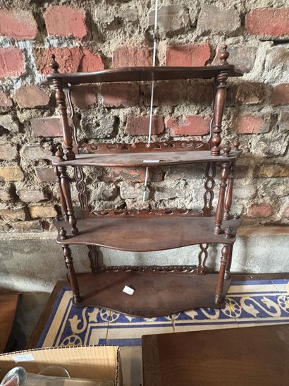 Etagère d'applique en bois tourné, sur quatre...
