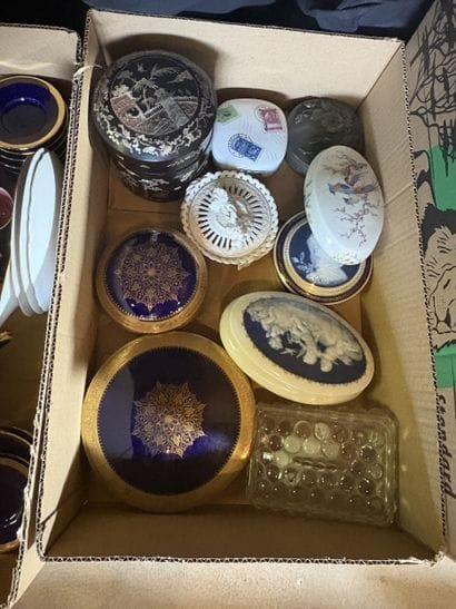 Partie de service à thé en porcelaine émaillée...