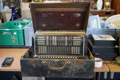 MAUGEIN FRERES
Accordéon en métal à décor...