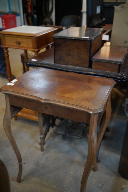 Table d'appoint en bois blond, à plateau...