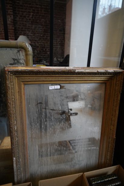 Miroir en bois doré de forme rectangulaire...