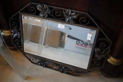 Miroir octogonale en fer forgé ajouré feuillagé.
En...