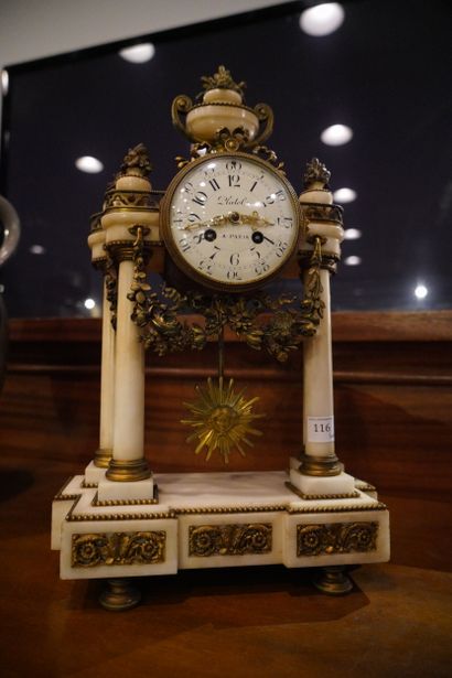 Pendule portique en albâtre et métal doré,...