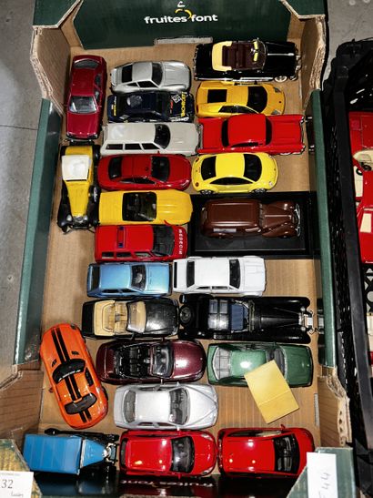 Réunion de voitures miniatures.
Trois cartons,...
