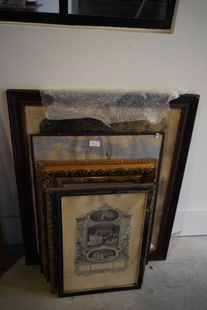 Réunion de miroirs et pièces encadrées.
En...