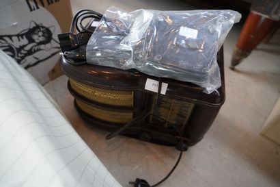 Machine à coudre et poste-radio
En l'éta...