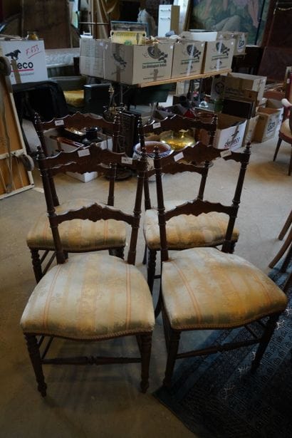 Quatre chaises en bois naturel, le dossier...