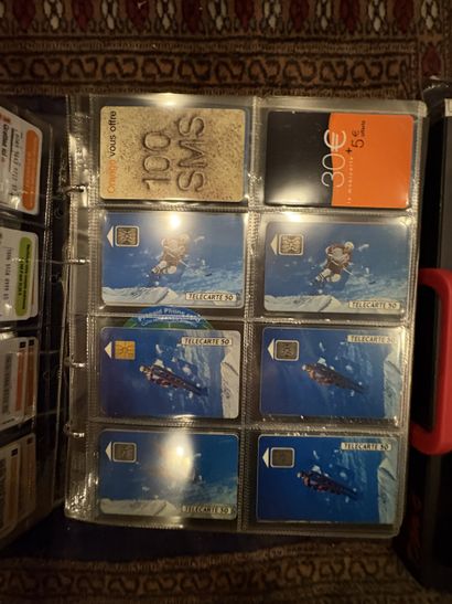 Réunion de pins et cartes téléphoniques.
En...