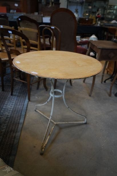 Quatre chaises en bois naturel, le dossier...