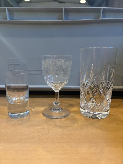 Partie de services de verres en verre et...