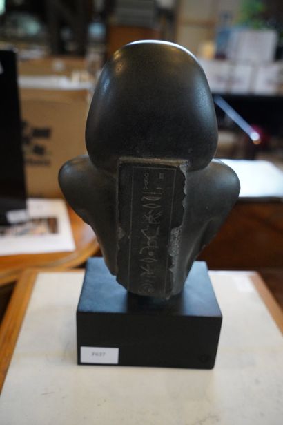 SOUVENIR DE VOYAGE
Trois statuettes en résine.
En...