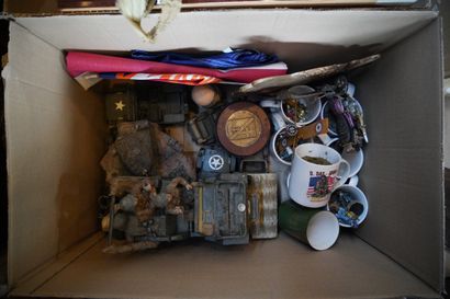 Militaria
3 cartons de bibelots divers
En...