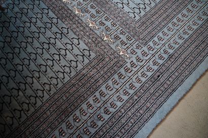 Grand tapis en laine à décor bleu
En l'é...