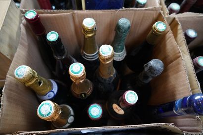 Réunion de bouteilles de vin dont Château...