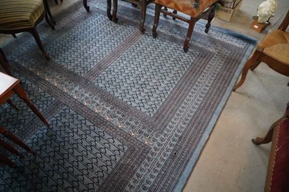 Grand tapis en laine à décor bleu
En l'é...