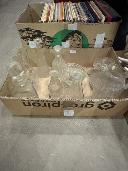 Réunion de pichets, carafes et une coupe...