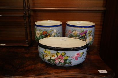 Deux cache-pots en porcelaine, et un cache-pot...