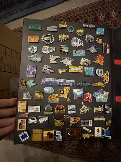 Réunion de pins et cartes téléphoniques.
En...