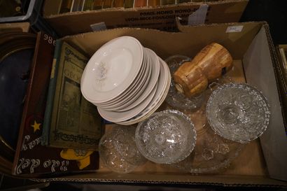 Réunion d'assiettes en porcelaine, coupes...