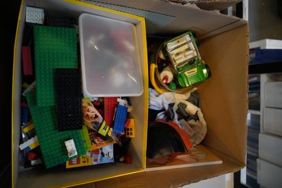 Réunion de jouets dont légo et divers
En...