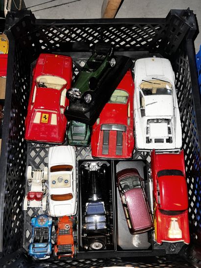 Réunion de voitures miniatures.
Trois cartons,...