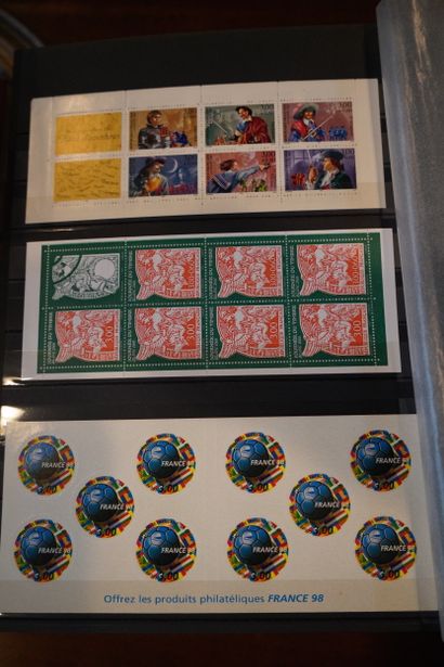 Réunion de timbres en album et timbres vrac.
En...