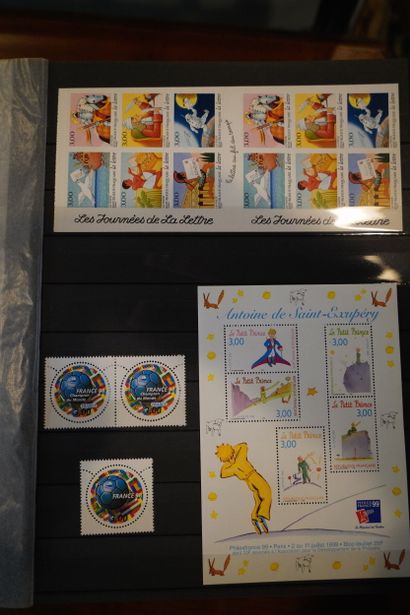 Réunion de timbres en album et timbres vrac.
En...