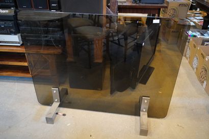 Pare-feu en verre fumé et métal 
Travail...
