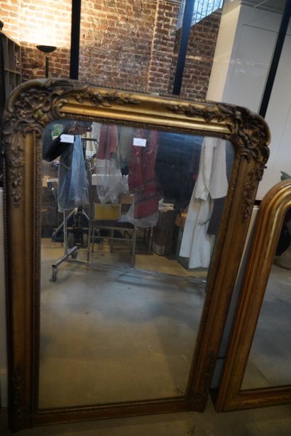Miroir ceintre en bois et composition dorée...
