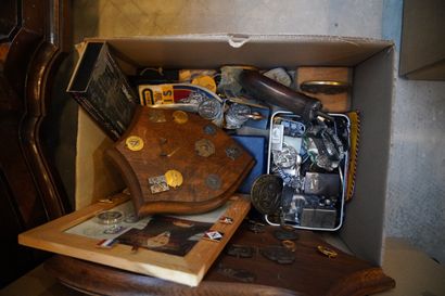 Militaria
3 cartons de bibelots divers
En...