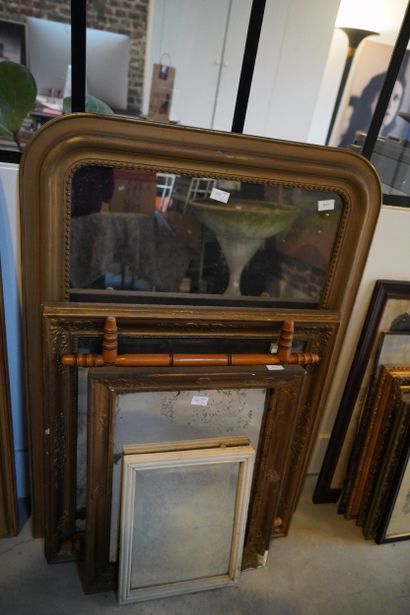 Réunion de miroirs et pièces encadrées.
En...
