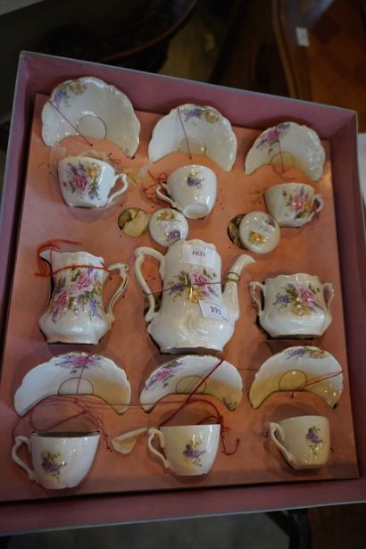 Service à déjeuner en porcelaine à décor...