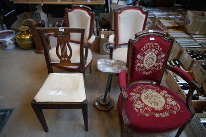Petite sellette en bois peint à décor de...