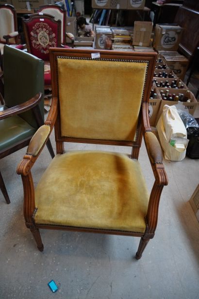 Fauteuil en bois naturel mouluré, les pieds...