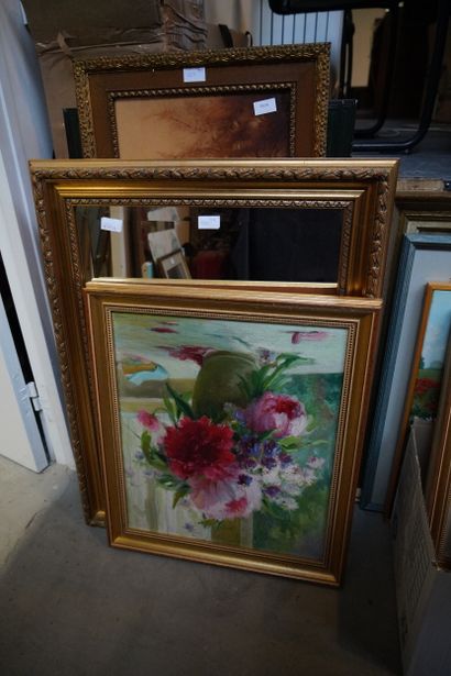 Réunion des pièces encadrées et un miroir...