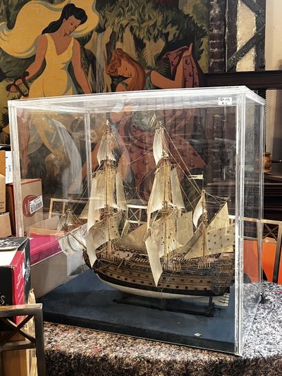 Grande maquette de bateau en bois 
Dans son...