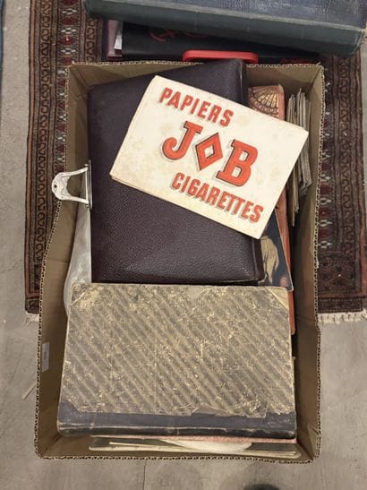 Réunion de cartes postales anciennes.
En...
