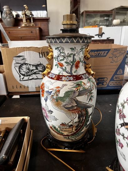 CHINE
Pied de lampe en porcelaine à décor...