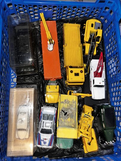 Réunion de voitures miniatures.
Trois cartons,...