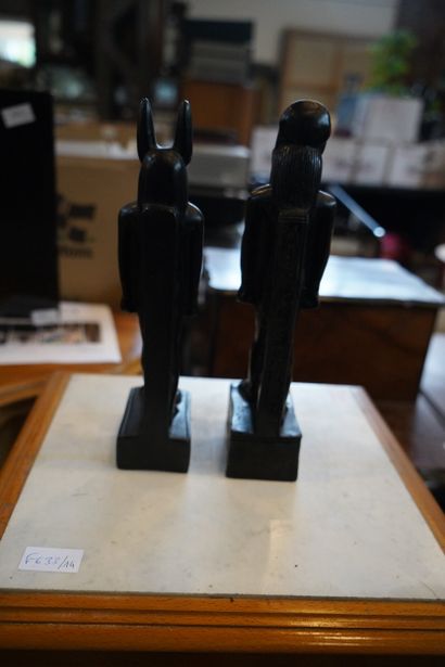 SOUVENIR DE VOYAGE
Trois statuettes en résine.
En...