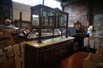 Buffet en bois verni, plateau de marbre blanc...
