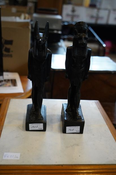 SOUVENIR DE VOYAGE
Trois statuettes en résine.
En...