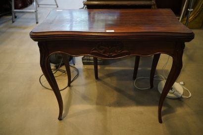Table à jeu en bois naturel de forme mouvementée.
En...